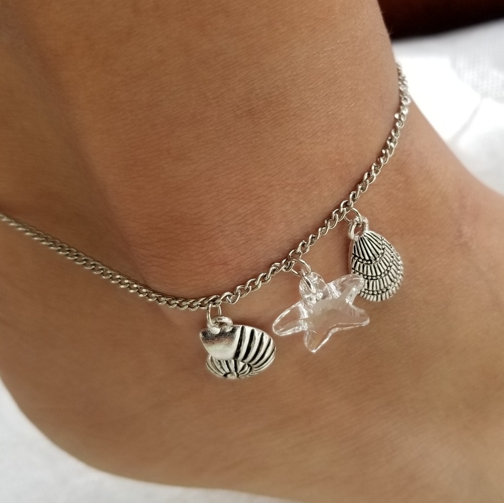 Silver chained anklet w/2 shell & Swarovski charms